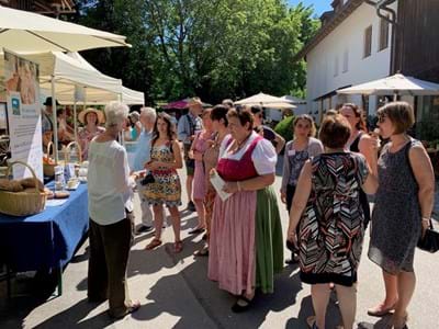Landrätin Andrea Jochner-Weiß beim offiziellen Messerundgan des ersten Regionalmarktes Puregio auf Gut Dietlhofen Landrätin Andrea Jochner-Weiß beim offiziellen Messerundgan des ersten Regionalmarktes Puregio auf Gut Dietlhofen