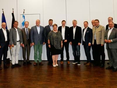 Lenkungsgruppe-Verkehrspakt-Muenchen_Gruppenfoto Teilnehmer Verkehrspakt München - in der Mitte Landrätin Andrea Jochner-Weiß