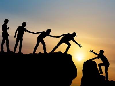 Gruppe von Menschen die einen Berg besteigen Gruppe von Menschen die einen Berg besteigen