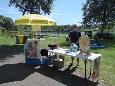 Stand des Gesundheitsamtes bei der Akton: Sonne mit Verstand Stand des Weilheimer Gesundheitsamtes mit Material für die Aktion Sonne(n) mit Versand am Dietlhofer See in Weilheim am 09.08.2019 mit Standbetreuer Herrn Tilgner