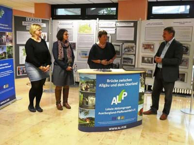 Ausstellungseröffnung LAG AL-P v.l.n.r.: K. Hosse, E. Gutmann, Landrätin A. Jochner-Weiß, Bürgermeister A. Hadersbeck