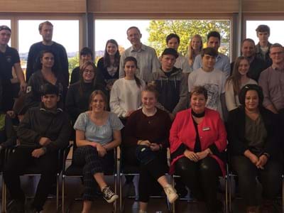 BDS Azubi-Akademie Landrätin Andrea Jochner-Weiß (4. v.re.) im Kreise der Azubis und ihrer Ausbilder sowie den Organisa-toren der BDS AzubiAkademie (Christiane Wurm, Wirtschaftsförderung Landkreis, 1.v.re, Uwe Jenner-wein Geschäftsführer BDS OBBW, 2. v.re.) bei der Auftaktveranstaltung im Zugspitzsaal des Landrat-samtes Weilheim-Schongau