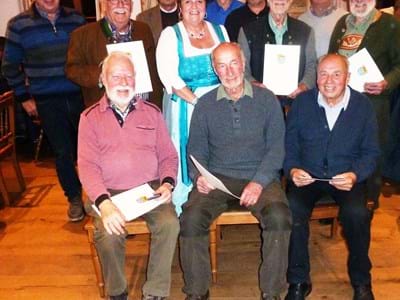 Ehrung langjähriger Naturschutzwächter Vorne v.li.: Alfred Gößmann, Manfred Reif, Johann Süß
Mitte v. li.: Johann Hack, Walter Heußler, Landrätin Fr. Andrea Jochner-Weiß, Werner Schubert, Sebastian Gast
Hinten v.li: Reinhard Grießmeyer, Hubertus Wenderoth, Harald Lenz, Josef Weber