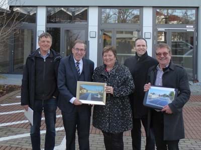 Photovoltaik-Anlage auf Flachdach des Landratsamtes Ein Projekt der EVA - PV-Anlage auf dem Edelstahl-Flachdach des Landratsamtes in Weilheim.
v.l.: Holger Poczka, Norbert Merk, Landrätin Andrea Jochner-Weiß, Georg Leis, Fritz Raab.