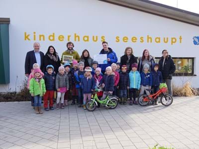 Preisübergabe Kinderhaus Seeshaupt Preisübergabe am Kinderhaus Seeshaupt: Hinten links: Michael Bernwieser (Bürgermeister), Benedikt Wiedemann (Gesundheitsregionplus), Petra Regauer (Gesundheitsamt), Stefan Brenau (stellvertretender Kindergartenleiter) und einige radbegeisterte Erzieherinnen und Kinder.