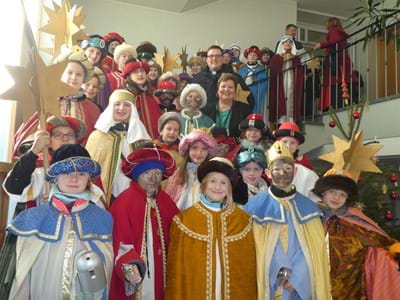 Sternsinger besuchen das Landratsamt Landrätin Andrea Jochner-Weiß (4. Reihe, rechts) freute
sich über den Besuch von mehreren Sternsingergruppen