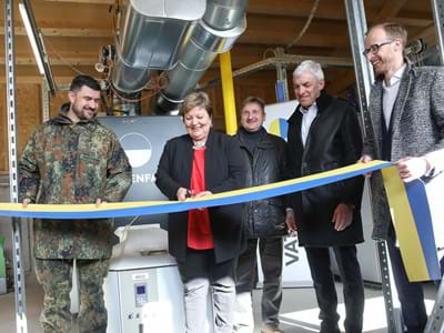 Eröffnung der Biowärme Altenstadt v.l.n.r.: Robert Badstübner, Landrätin Andrea Jochner-Weiß, Bürgermeister Albert Hadersbeck, Johann Nuscheler und Christian Feuerherd