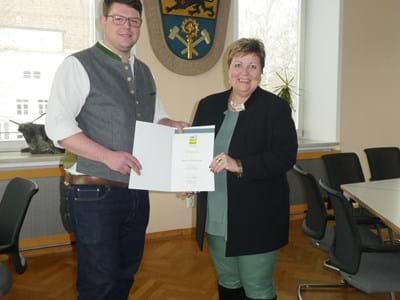 Verleihung Umweltpakturkunde Nikolaus Ressler und Landrätin Andrea Jochner-Weiß
