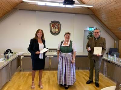 Verleihung des Ehrenzeichens des Bayerischen Ministerpräsidenten v.l. Frau Liepold, Landrätin Frau Andrea Jochner-Weiß, Herr Marczinek