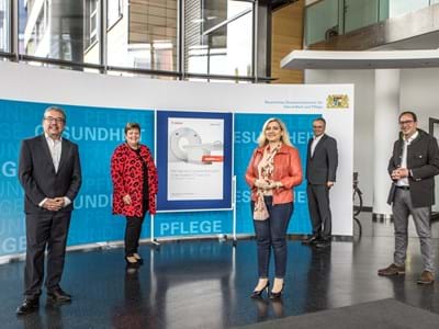 Krankenhaus GmbH erhält neues CT-Gerät für die Coronaversorgung von links nach rechts:
Thomas Lippmann, Geschäftsführer KH GmbH
Landrätin Andrea Jochner-Weiß
Staatsministerin Melanie Huml
MdL Harald Kühn
MdB Alexander Dobrindt