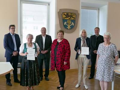 Ehrenzeichen des Bayerischen Ministerpräsidenten hinten v. li.: Frank Zellner (Bürgermeister Peißenberg), Oskar Arnthof, Martin Pape (Bürgermeister Polling)
vorne v. li.: Ingrid Arnthof, Landrätin Andrea Jochner-Weiß, Christa-Maria Edtmaier, Renate Dodell (Vorsitzende Hospizverein Pfaffenwinkel)