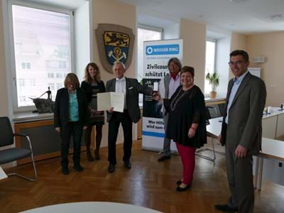 Verdienstmedaille der Bundesrepublik Deutschland v. re. Frank Zellner (Bürgermeister Peißenberg), Landrätin Andrea Jochner-Weiß, Manfred Hofmann (Weißer Ring, stellvertretender Landesvorsitzender Bayern-Süd), Lorenz Haser mit Tochter und Ehefrau