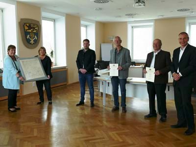 Ehrung Feldgeschworene Landrätin Andrea Jochner-Weiß, Frau Jais (VDir Vermessungsamt), 2. BGM Mack und Herr Greißel aus Ingenried, Herr Gabler und BGM Mansi aus Wielenbach