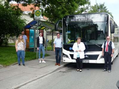 Landrätin Andrea Jochner-Weiß und RVO-Leiter Ralf Kreuzer mit Mitarbeiter des RVO und des ÖPNV bei der Einweihung des neuen Hybird-Busses an der Bushaltestelle Mittlerer Graben in Weilheim