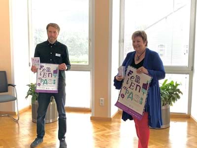 Pfaffenwinkler Ferien(s)pass 2020 Landrätin Andrea Jochner-Weiß und Wolfgang Herz vom Amt für Jugend und Familie bei der Vorstellung des Ferienpasses 2020.