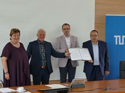 Unterzeichnung der gemeinsamen Kooperationsvereinbarung v.l. Andrea Jochner-Weiß, Wolfgang Taffertshofer, Professor Dr. Manuel Förster, Professor Dr. Helmut Krcmar