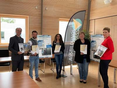 Stefan Biesenberger (Handwerkskammer), Roland Streim (Kreishandwerkerschaft), Naomi Watzlawik-Hammer (Landratsamt), Landrätin Andrea Jochenr-Weiß, Kathrin Grabmaier (Agentur für Arbeit)