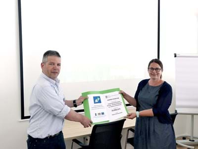 Leader Förderbescheid-Übergabe Geschäftsführer der Radom Raisting GmbH, Rene Jakob und Geschäftsführerin der Lokalen Aktionsgruppe Auerbergland-Pfaffenwinkel e.V., Elisabeth Gut-mann bei der Übergabe des Leader-Förderbescheids.