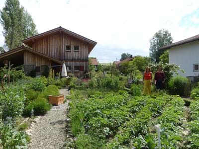 Nauturgarten mit Besitzern Natur- und Nutzgaten mit Besitzerinnen
