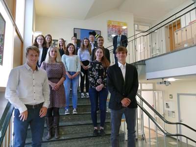 Ausbildungsbeginn im Landratsamt Weilheim-Schongau v.l. Korbinian Sachse, Anna Schütz, Carina Hargaßer, Jessica Hofmann, Sabrina Hannweber, Laura Braunegger, Philipp Schwörer, Antonia Eirenschmalz, Xaver Kastl (Ausbildungsbeauftragter), Katharina Helmschrott, Aaron Trautinger, Juli-an Sachs und Wolfgang Taffertshofer, Stellvertreter der Landrätin (hinten).
(Für das Foto wurden die Mund-Nase-Bedeckungen kurz abgenommen und auf Abstand geachtet)