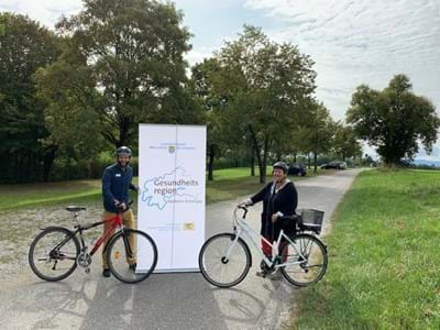 Benedikt Wiedemann und Landrätin Andrea Jochner-Weiß mit Fahrrädern bei der Eröffnung Stadtradeln 2020