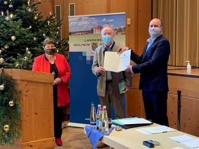 Kulturpreisübergabe Landrätin Andrea Jochner-Weiß, Friedrich Denk und Christian Rühle Übergabe Kulturpreis 2020 - Weilheimer Hefte an Friedrich Denk und Christian Rühle