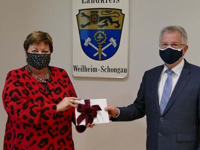 Scheckübergabe im Landratsamt:
Landrätin Andrea Jochner-Weiß übergibt Claus Nitzinger (1. Vorsitzender der Albanienhilfe Weilheim e. V.) den Spendenscheck