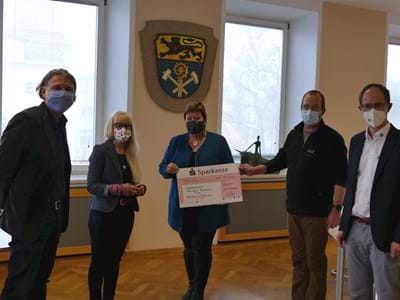 Lions Club - Spendenübergabe Scheckübergabe im Landratsamt
v.l.: Jürgen Wachtler (Leiter Amt für Jugend und Familie), Claudia Sam-Doess (Jugendhilfeplanerin),
Landrätin Andrea Jochner-Weiß, Dr. Bernhard Kann (Präsident), Matthias Bechtold (Vizepräsident)