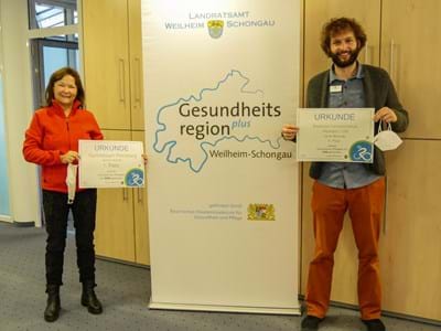 Schul- und Kindergartenradel-Wettbewerb 2020-Siegerehrung Petra Regauer und Bendedikt Wiedemann präsentieren die Urkunden