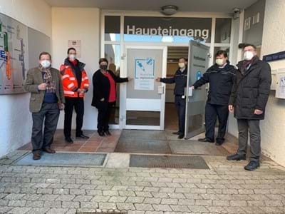 Dr. Christoph Wittermann, Margit März, Landrätin Andrea Jochner-Weiß, Jörn Osenbrück, Stephan Hollmüller, Bürgermeister Frank Zellner vor dem Eingang des Impf-Zentrums des Landkreises Weilheim-Schongau