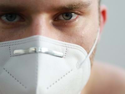 FFP2 Junger Mann mit FFP2-Maske