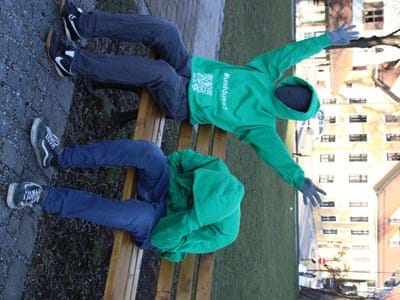 Kunsptrojekt undduso Zwei Männchen sitzen auf einer Bank