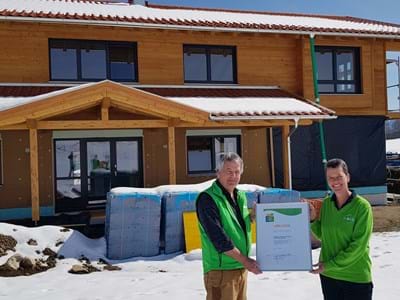 Umweltpakt-Urkunde Neumann&Neumann Software & Beratungs GmbH Geschäftsführer Eva und Oswald Neumann mit der Urkunde vor dem Neubau des Innovationszentrums in Morgenbach.