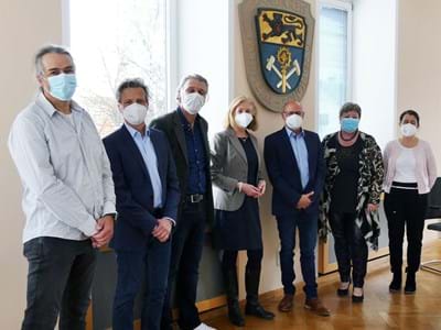 M-Theilacker, K. Dorn, J. Wachtler, M. Gödde, S. Ronnsiek, Landrätin, C.Gerum v.l. n. r.: Manfred Theilacker Leiter Sozialpädagogische Dienste, Kurt Dorn Leitung Erziehungsberatungsstelle Weilheim-Schongau der Katholischen Jugendfürsorge Augsburg (KJF), Jürgen Wachtler Jugendamtsleitung, Frau Mechthild Gödde Ruhestand ehemals Leitung Erziehungsberatungsstelle Weilheim-Schongau der KJF und Gesamtleitung KJF – Kinder- und Jugendhilfe Oberland, Stefan Ronnsiek Gesamtleiter der KJF Kinder- u. Jugendhilfe Kaufbeuren-Ostallgäu und künftig auch Oberland, Christine Gerum Leiterin Jugendhilfeverwaltung