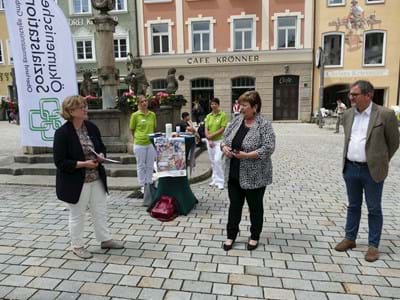 Take care Mitarbeiter der ökomenischen Sozialstation und Landrätin Andrea Jochner-Weiß auf dem Marienplatz