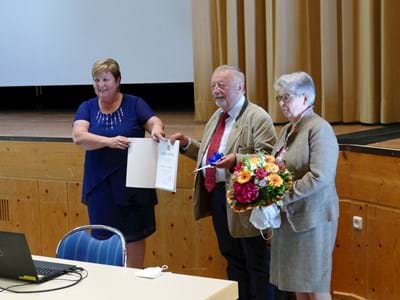 Verabschiedung Kreisheimatpfleger Schmidbauer Landrätin Andrea Jochner-Weiß verabschiedet Kreisheimatpfleger Helmut Schmidbauer mit Gattin