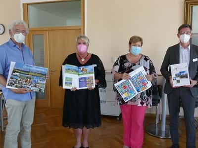 Vorstellung Landkreisbuch v.l.n.r. Fotograf E. Gronau, Mitarbeiterin E. Breu, Landrätin A. Jochner-Weiß,.Pressesprecher H. Rehbehn