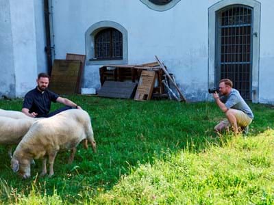 Impfkampagne-Fotograf Felix Baab beim Shooting mit Pfarrer Josef Fegg Fotograf Felix Baab beim Shooting mit Pfarrer Josef Fegg
