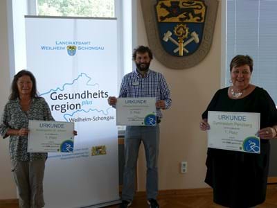 Schul- und Kindergartenwettbewerb 2021 Schirmherrin Andrea Jochner-Weiß bei der Übergabe der Urkunden mit Benedikt Wiedemann und Petra Regauer
im Landratsamt Weilheim-Schongau