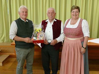 Stellv. Landrats Wolfgang Taffertshofer und Landrätin Andrea Jochner-Weiß bei der Ehrung von Hans Schröfele aus Peiting-Birkland, der seine Gemeinde 30 Jahre im Kreistag vertrat.