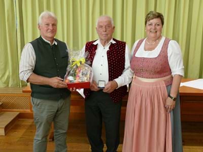 Hans Schröfele mit Landrätin Andrea Jochner-Weiß und stellv. Landrat Wolfgang Taffertshofer Stellv. Landrats Wolfgang Taffertshofer und Landrätin Andrea Jochner-Weiß bei der Ehrung von Hans Schröfele aus Peiting-Birkland, der seine Gemeinde 30 Jahre im Kreistag vertrat.