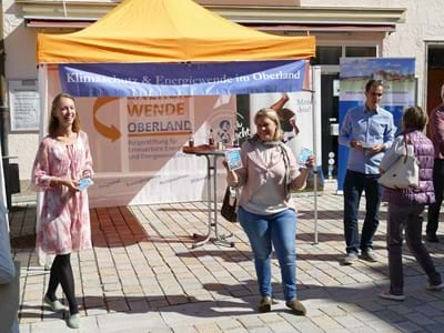 Das Klimasparbuch erwies sich als sehr beliebt bei dem Stand am Weilheimer Marienplatz