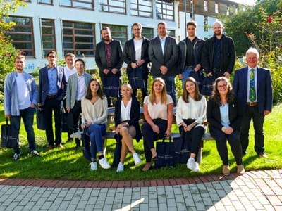 Ausbildungsbeginn im Landratsamt 2021 Die Nachwuchskräfte des Ausbildungsjahrs 2021:
Sitzend (v.li.): Magdalena Herz, Sophia Schedler, Katharina Rauch, Elena Guggenmos, Verena Steidl (Ausbildungsbeauftragte im Landratsamt)
Stehend (v. li.): Alexander Schneeweiss, Hubert Moser, Lukas Englmann, Benjamin Jung, Florian Kling, Dominik Walser, Michael Horn, Luca Miller, Paul Wendland, Wolfgang Taffertshofer (stellvertretender Landrat)