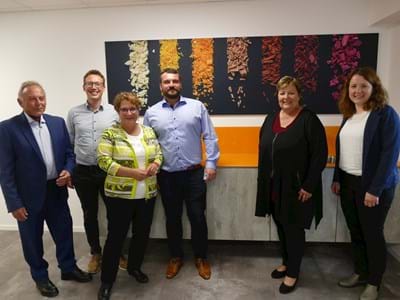 Landrätin Andrea Jochner-Weiß besucht Rabeler Fruchtchips GmbH Firmenbesuch in Penzberg bei Rabeler Fruchtchips GmbH: Firmengründer Hans Rabeler, Felix Rabeler, Christiane Rabeler, Christian Rabeler, Landrätin Andrea Jochner-Weiß und Wirtschaftsreferentin Simone Adelwart (von links)