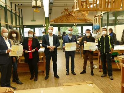 Entdecker-Tour Handwerk.jpg Wollen mit der „ENTDECKERTOUR Handwerk“ jungen Leuten Orientierung für die Berufswahl bieten (von links): Die Initiatoren Thomas Orbig (Sparkasse Oberland), Christiane Wurm (Kreisentwicklung), Landrätin Andrea Jochner-Weiß, Markus Nitsch (Agentur für Arbeit), Stefan Biesenberger (Bildungszentrum HWK), Roland Streim (Kreishandwerkerschaft) und Kreishandwerksmeister Michael Andrä in der Lehrwerkstatt der Zimmerer