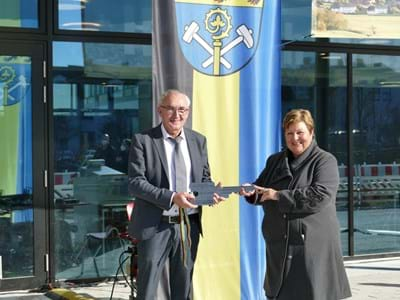 Schulleiter Knut Seelos und Landrätin Andrea Jochner-Weiß bei der Schlüsselübergabe der neuen Berufsschule Weilheim