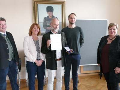 Auszeichnung Walter Haefeker Bildtext: Freute sich über die Auszeichnung: Bio-Imker Walter Haefeker bei der Verleihung der Verdienstmedaille im Landratsamt Weilheim mit Ehefrau Angelika und Sohn Thomas und Landrätin Andrea Jochner-Weiß sowie Seeshaupts Bürgermeister Fritz Egold (links)
FOTOS: Landratsamt