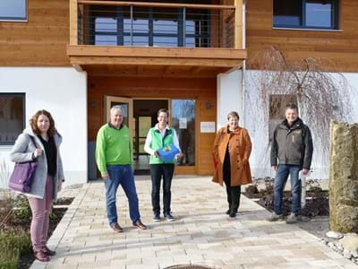 Firmenbesuch in Morgenbach bei Neumann & Neumann (v. li.): Wirtschaftsreferentin Simo-ne Adelwart, Geschäftsführer Oswald und Eva Neumann, Landrätin Andrea Jochner-Weiß und Thomas Klein (Buchner GmbH)
 FOTO: Landratsamt