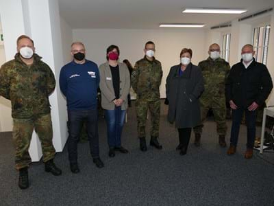 Hoher Besuch bei der Truppe, die das Gesundheitsamt in Weilheim unterstützt (v. li.): Major Kevin Stötzer, Dr. Stefan Günther, Petra Vogl, Oberstleutnant Marc Richter, Landrätin Andrea Jochner-Weiß, Hauptfeldwebel Michael Fuchs, Stefan Laubenbacher