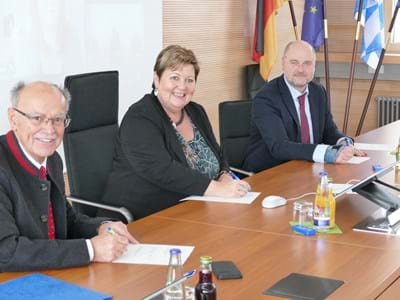 Pflegstützpunkt-Vertragsunterzeichnung Gemeinsam am Ziel: Bezirkstagpräsident Josef Mederer, Landrätin Andrea Jochner-Weiß und AOK-Direktor Stefan Schackmann unterzeichneten am Donnerstag, 9. Dezember, den Vertrag zur Einrichtung eines Pflegestützpunktes im Landkreis Weilheim-Schongau.